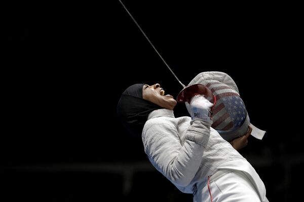 Ибтихадж Мухаммад, первая спортсменка в США в хиджабе, празднует победу в полуфинальном матче по фехтованию на саблях у женщин на летних Олимпийских играх  - Sputnik Латвия