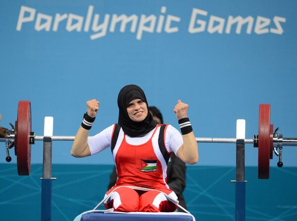 Иорданская спортсменка Фатама Ахмед во время соревнований по пауэрлифтингу на Паралимпийских играх  - Sputnik Латвия