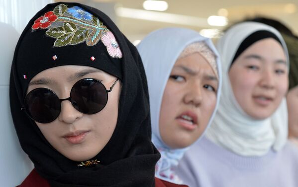 Киргизские женщины на праздновании Всемирного дня хиджаба в Бишкеке - Sputnik Латвия