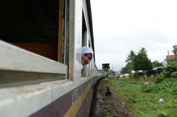 Студентка-мусульманка в хиджабе едет на поезде в Таиланде - Sputnik Латвия
