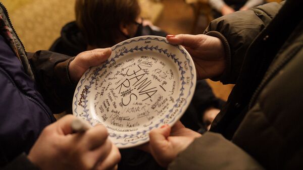Перед съемками на счастье традиционно разбили тарелку с названием фильма и подписями задействованных в нем - Sputnik Латвия