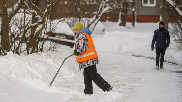 Дворник убирает снег - Sputnik Латвия