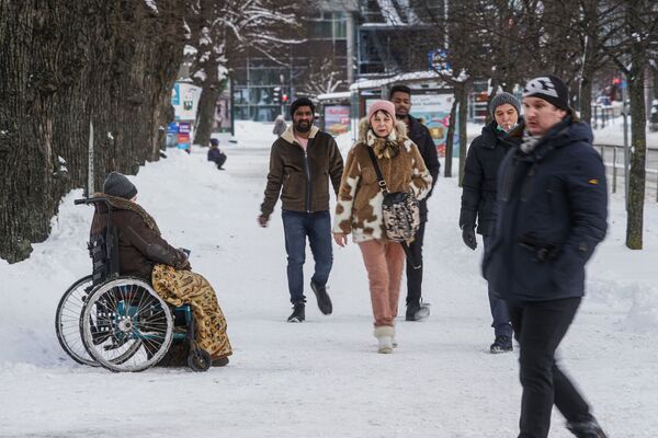 Женщина-инвалид просит милостыню в Риге - Sputnik Латвия