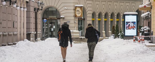 Люди идут по улице в Старой Риге - Sputnik Латвия