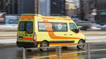 Машина скорой помощи зимой