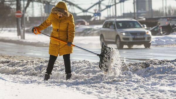 Женщина убирает снег - Sputnik Латвия