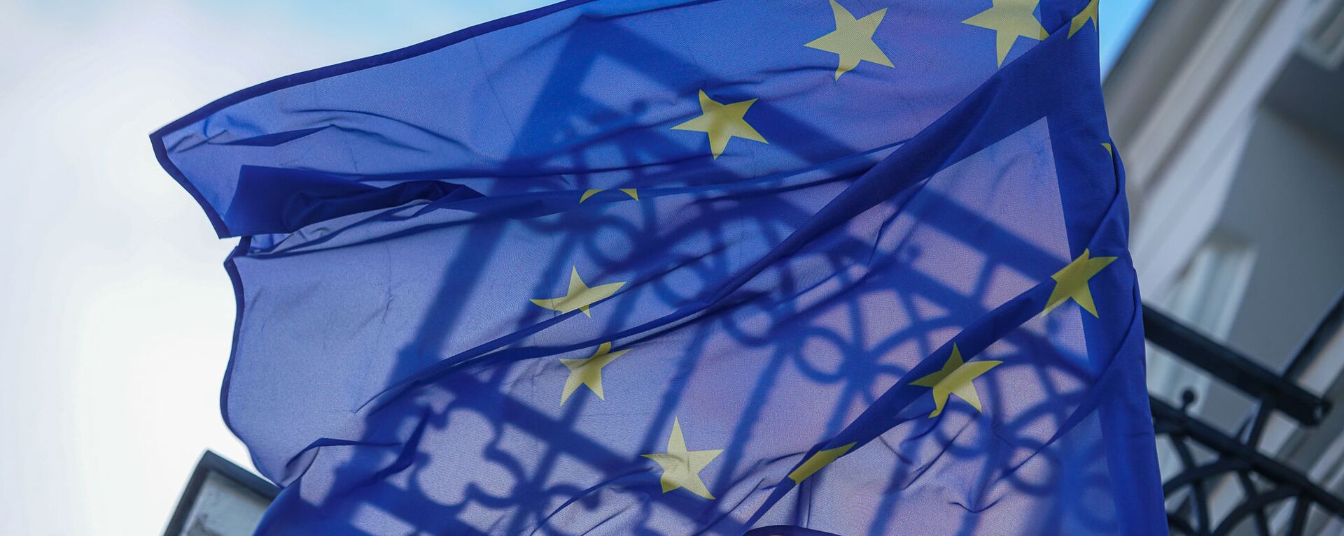 Флаг Евросоюза на здании в Риге - Sputnik Latvija, 1920, 06.10.2021
