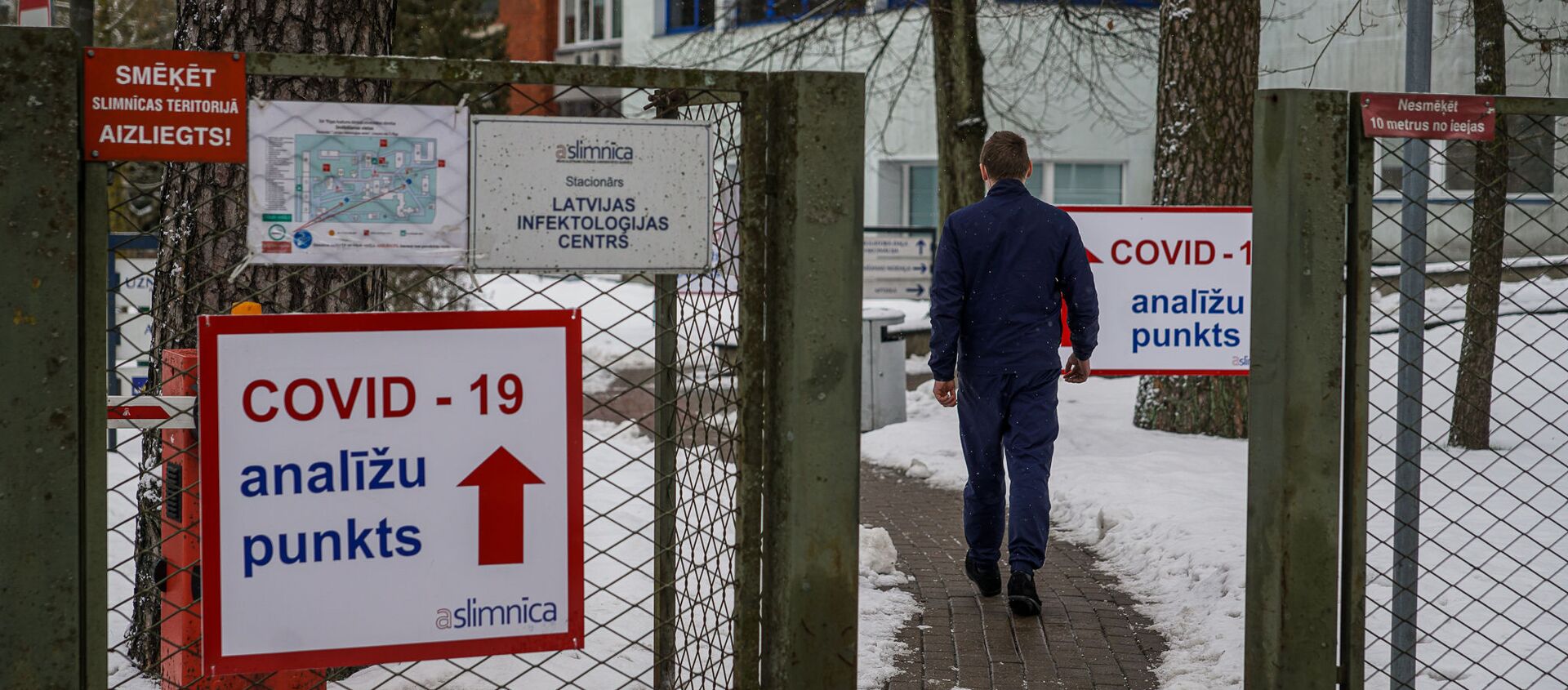Мужчина направляется в пункт приема тестов на COVID-19 в Латвийском центре инфектологии - Sputnik Латвия, 1920, 04.02.2021