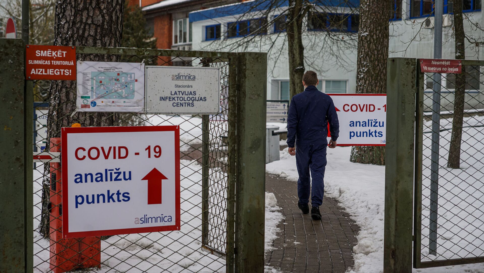 Мужчина направляется в пункт приема тестов на COVID-19 в Латвийском центре инфектологии - Sputnik Латвия, 1920, 02.03.2021