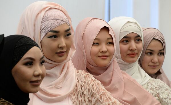 Девушки на праздновании Всемирного дня хиджаба в Бишкеке, Кыргызстан - Sputnik Latvija