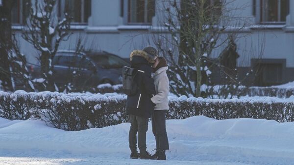 Парень и девушка на улице в Риге - Sputnik Латвия