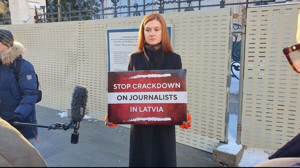 Мария Бутина вышла на одиночный пикет к Дому Приемов МИД против травли работников российских СМИ в Латвии - Sputnik Latvija