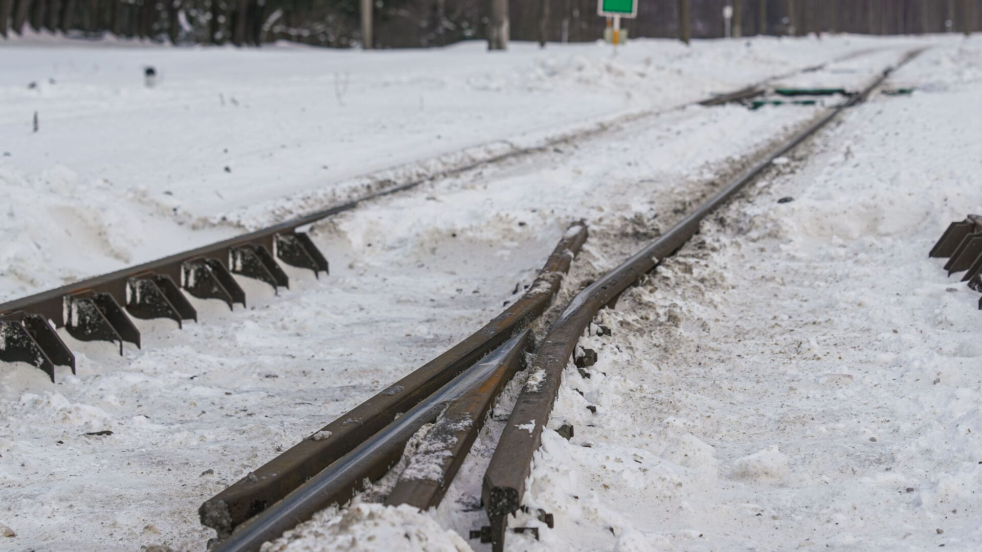 Железнодорожные пути, занесенные снегом - Sputnik Латвия, 1920, 20.11.2021