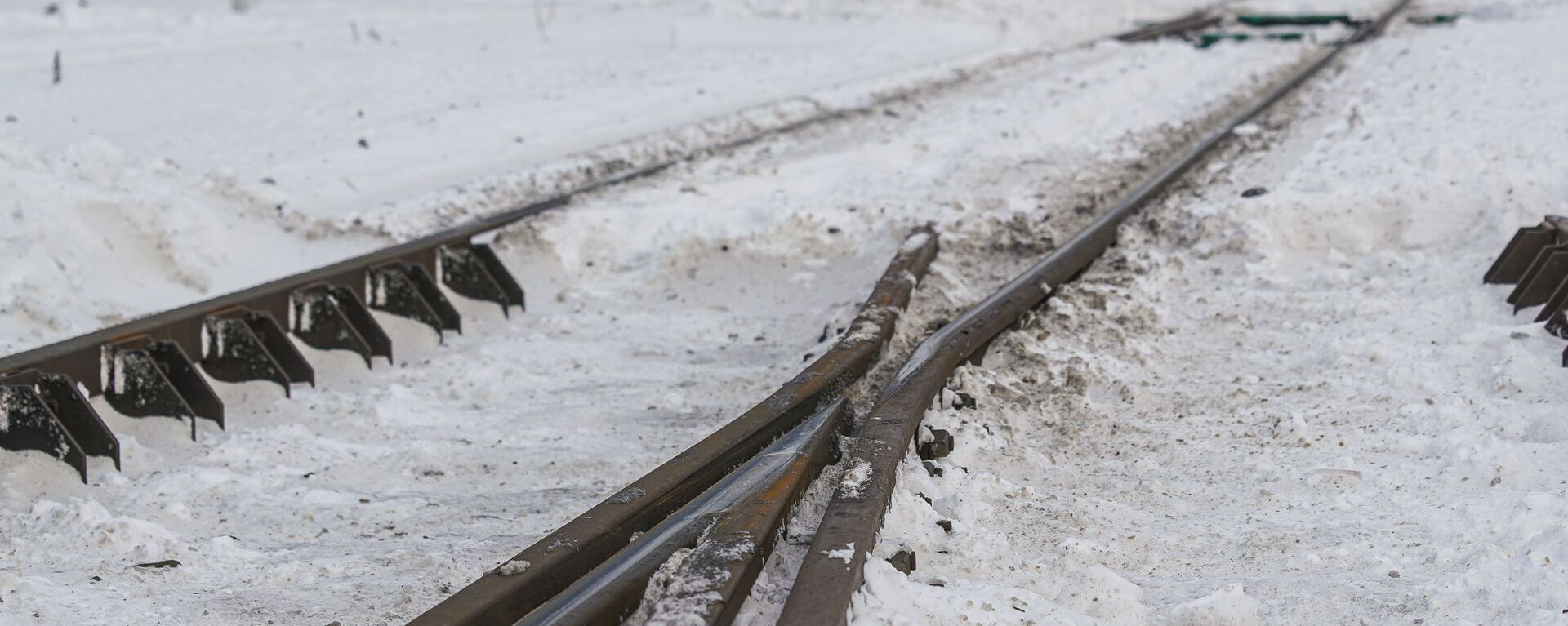 Железнодорожные пути, занесенные снегом - Sputnik Латвия, 1920, 16.12.2022