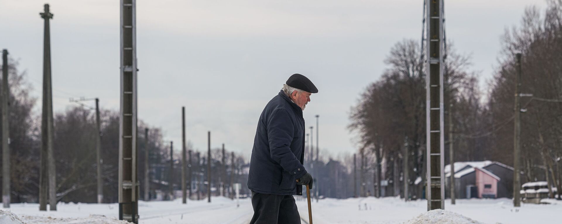 Пожилой мужчина переходит через железнодорожные пути - Sputnik Латвия, 1920, 19.03.2021