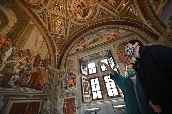 Посетители в Станцах Рафаэля в музее Ватикана, вновь открывшегося после локдауна - Sputnik Латвия