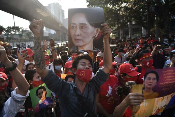Protestē arī migranti Taizemē. Viņi tur Aunas Sanas Su Či portretus pie valsts vēstniecības Bangkokā  - Sputnik Latvija
