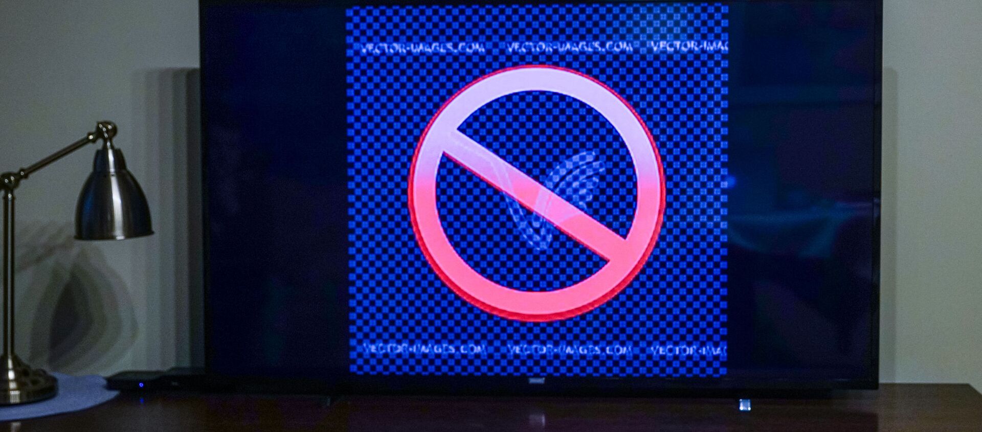 Знак запрета на экране телевизора - Sputnik Латвия, 1920, 08.02.2021