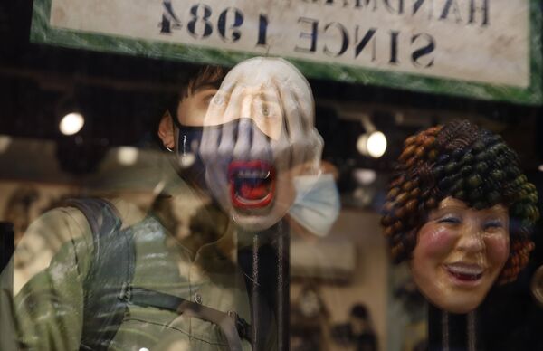 Карнавальные маски в магазине в Венеции  - Sputnik Латвия