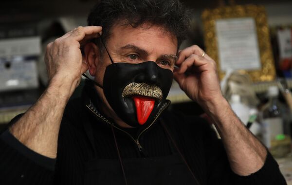 Мастер в маске собственного производства в Венеции  - Sputnik Латвия