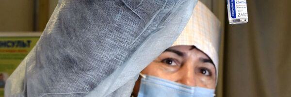 Медицинский работник держит в руке вакцину от COVID-19 Спутник V (Гам-КОВИД-Вак) - Sputnik Латвия