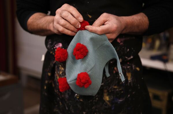 Мастер изготовляет маску в виде вируса COVID-19 в Венеции - Sputnik Latvija