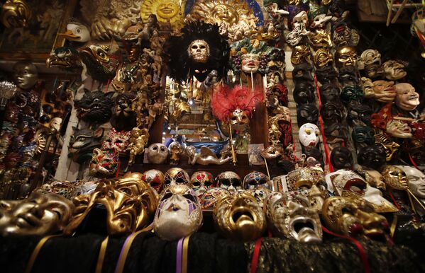 Карнавальные маски в мастерской художника в Венеции  - Sputnik Latvija