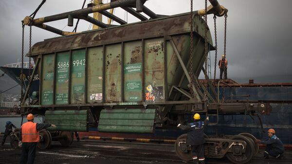 Выгрузка грузового вагона  - Sputnik Латвия