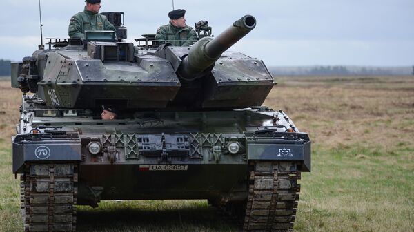 Танк PT-91 Тварды на церемонии приветствия многонационального батальона НАТО под руководством США в польском Ожише. - Sputnik Латвия
