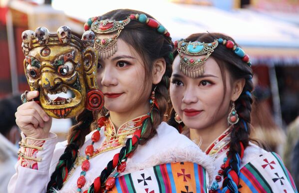 Девушки в национальной одежде в Тибете - Sputnik Латвия