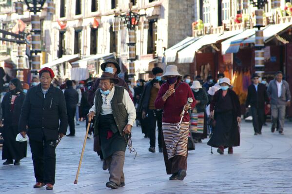 Местные жители города Лхаса в Тибете - Sputnik Латвия