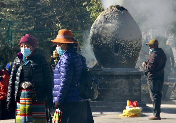 Tibetiešu svētceļnieki Lhasā - Sputnik Latvija