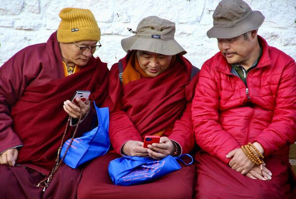 Тибетские монахи в городе Лхаса - Sputnik Латвия
