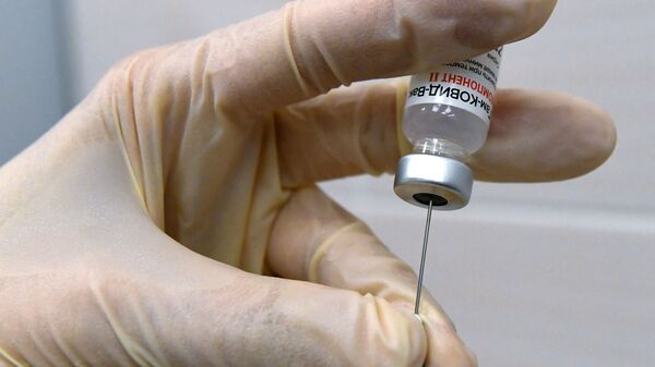 Медсестра набирает в шприц вакцину против COVID-19 Спутник V (Гам-КОВИД-Вак)  - Sputnik Латвия