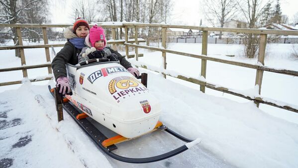 Дана Берзиня со своей дочерью на бобслейном треке, который построил ее муж в Руиене, Латвия  - Sputnik Латвия