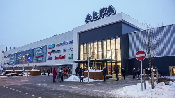 Очередь на вход в торговый центр в Риге - Sputnik Латвия