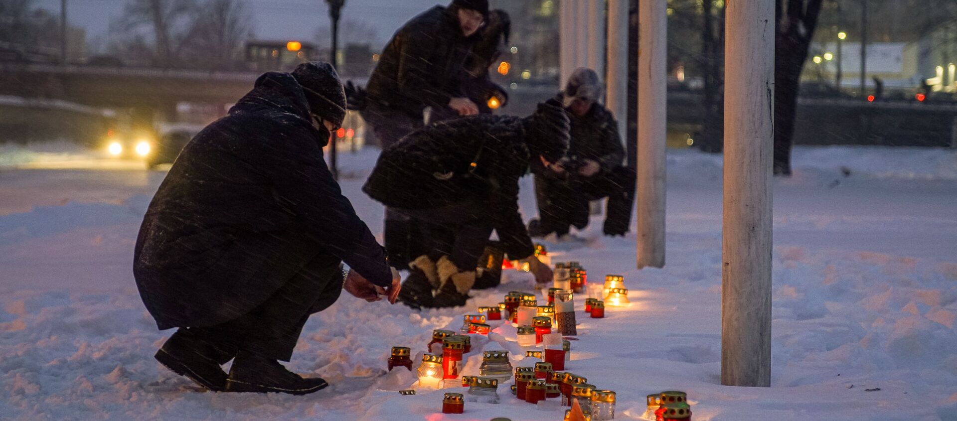 Рижане зажигают свечи у Рижского замка, обращая внимание президента Латвии на трудное положение населения страны из-за введенных ограничений в связи с пандемией COVID-19 - Sputnik Латвия, 1920, 11.02.2021