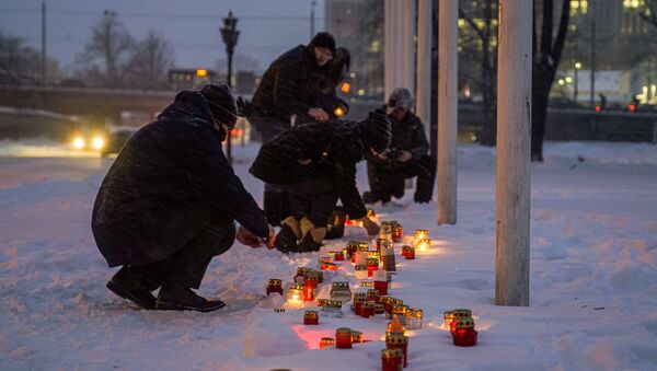Рижане зажигают свечи у Рижского замка, обращая внимание президента Латвии на трудное положение населения страны из-за введенных ограничений в связи с пандемией COVID-19 - Sputnik Латвия