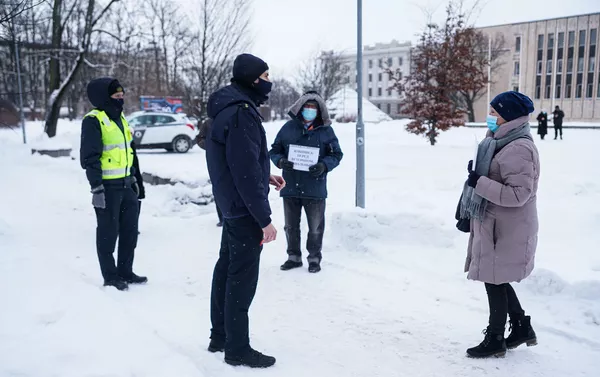 Пикет у посольства России в Риге в поддержку ветерана ВОВ, которого оскорбил Навальный - Sputnik Латвия