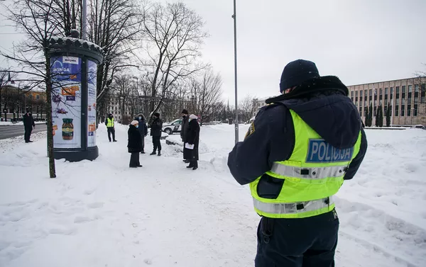 Пикет у посольства России в Риге в поддержку ветерана ВОВ, которого оскорбил Навальный - Sputnik Латвия