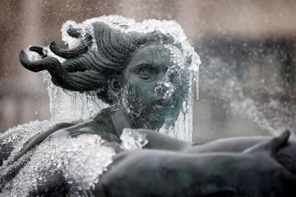 Покрытая льдом статуя на Трафальгарской площади в Лондоне  - Sputnik Латвия