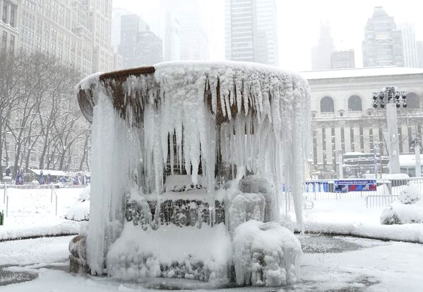 Покрытый льдом мемориальный фонтан Джозефины Шоу Лоуэлл в Нью-Йорке  - Sputnik Латвия