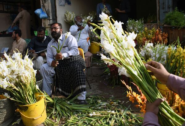 Продавцы на рынке время работы в преддверии праздника Дня всех влюбленных в Пакистане - Sputnik Латвия