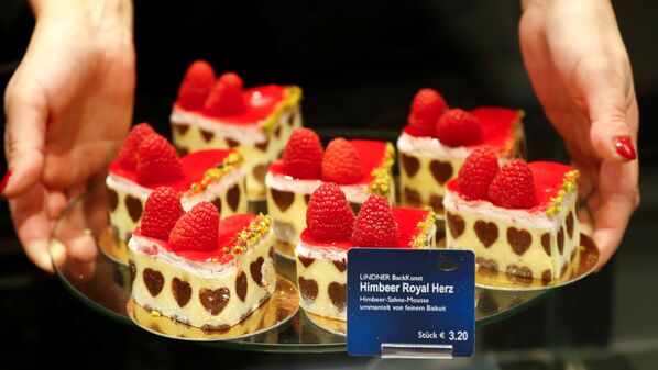 Маленькие кексы с сердечком на День святого Валентина в кондитерском магазине в Берлине, Германия - Sputnik Латвия