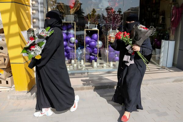 Девушки с цветами в День святого Валентина в Саудовской Аравии  - Sputnik Латвия