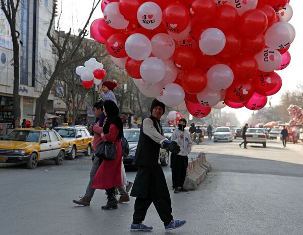 Мужчина с шариками в День святого Валентина в Кабуле - Sputnik Латвия