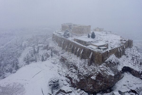 Sniega klāts Akropoles pakalns, 16. februāris - Sputnik Latvija