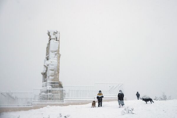 Люди поднимаются на холм Филопаппу во время сильного снегопада в Афинах, Греция - Sputnik Латвия
