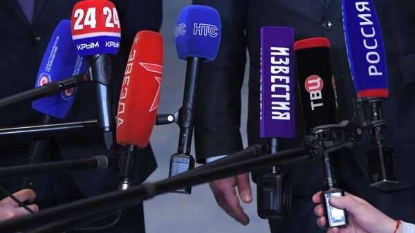 Микрофоны представителей российских СМИ - Sputnik Латвия