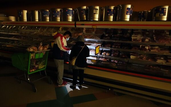 Люди с фонариками в супермаркете в Далласе, Техас - Sputnik Латвия